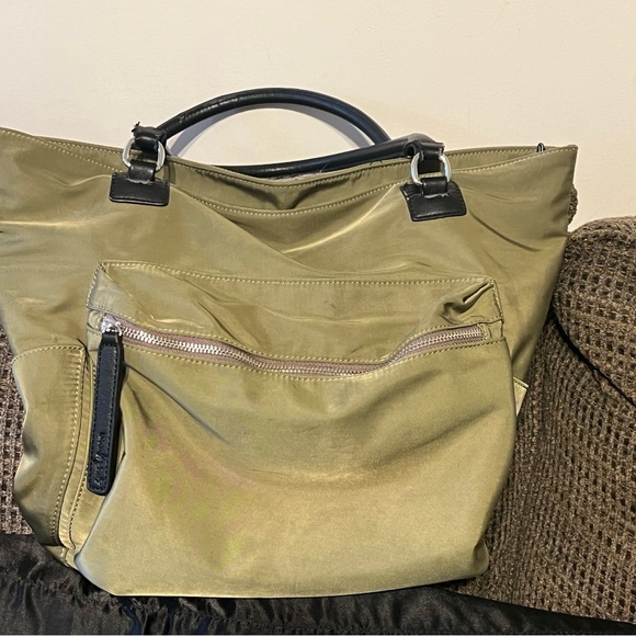 Medium size tote. Hunter green, good condition no rips , s dark patch or 2 - Picture 4 of 5